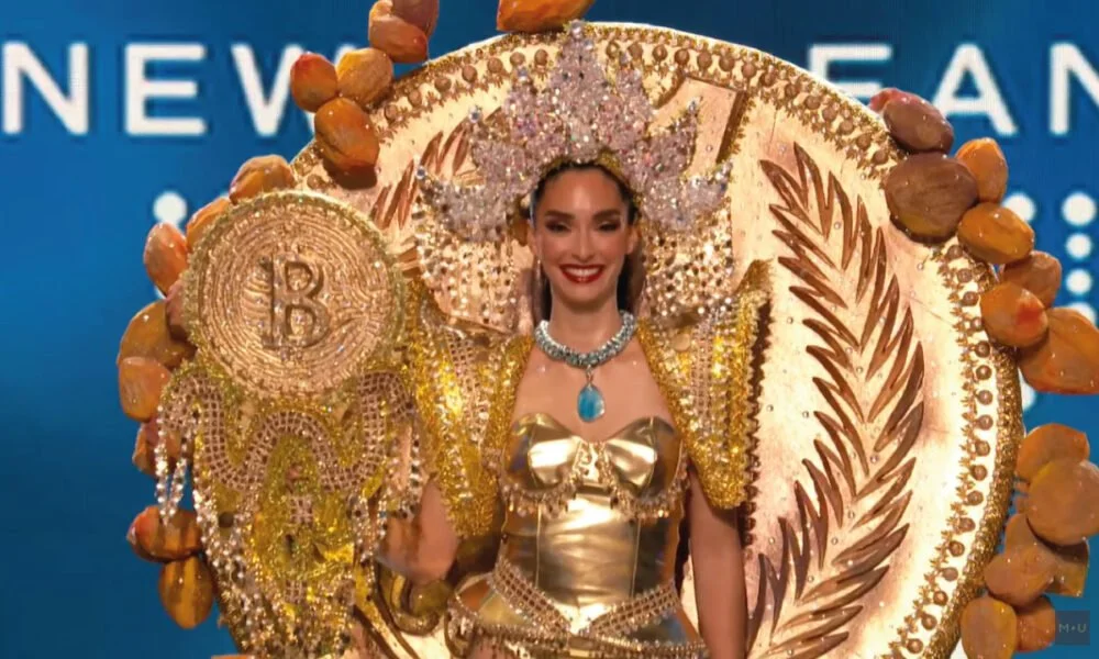 Miss Universe el salvador dengan kostum BTC