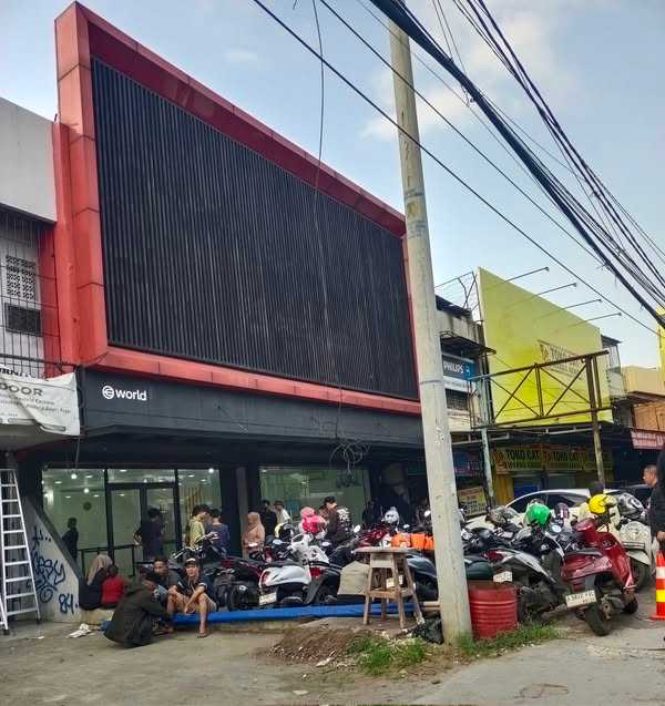 Salah satu gerai World di Indonesia.