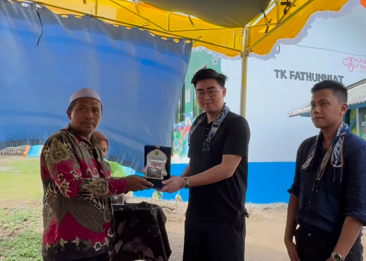 Peresmian TK Fathunniat di Lombok Utara oleh Timothy Ronald dan Kalimasada