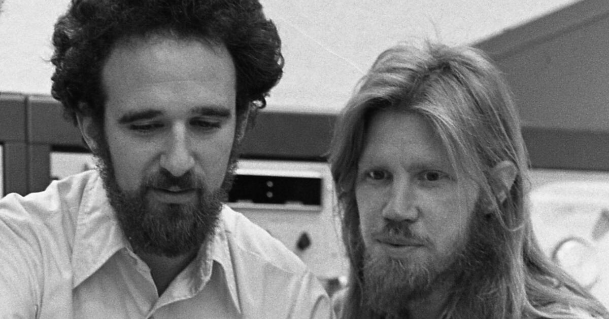Whitfield Diffie dan Martin Hellman penemu public key cryptography