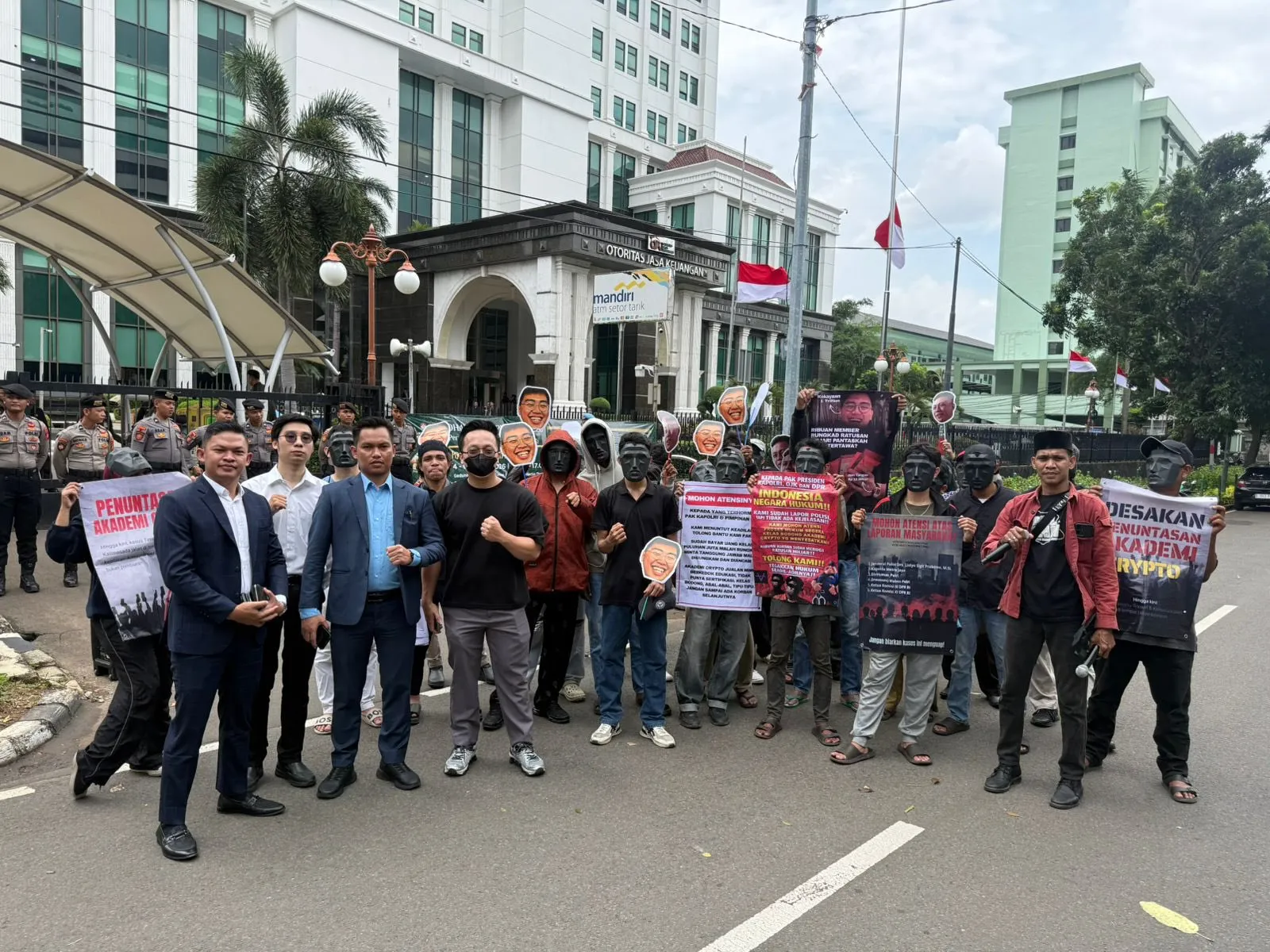 Aksi Korban Akademi Crypto di Kantor OJK - Skyholic
