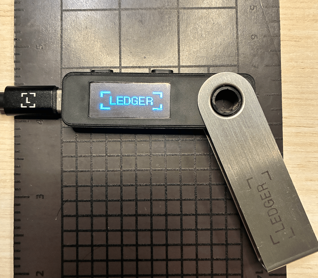 Tampilan Hardware Ledger Palsu