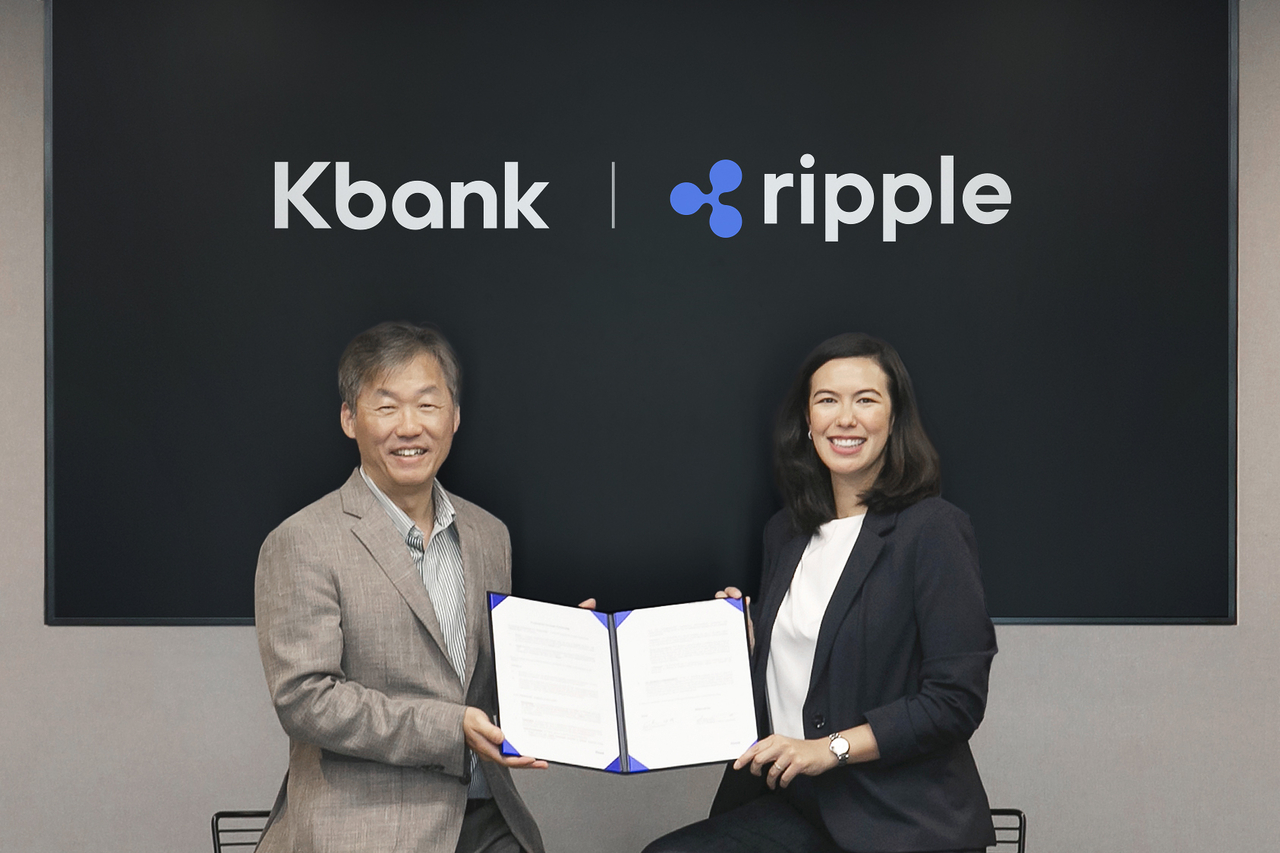CEO K Bank, Choi Woo-hyung (kiri), bersama Managing Director Asia-Pasifik Ripple Labs, Fiona Murray, berfoto usai penandatanganan kerja sama yang berlangsung di kantor pusat K Bank di Seoul.