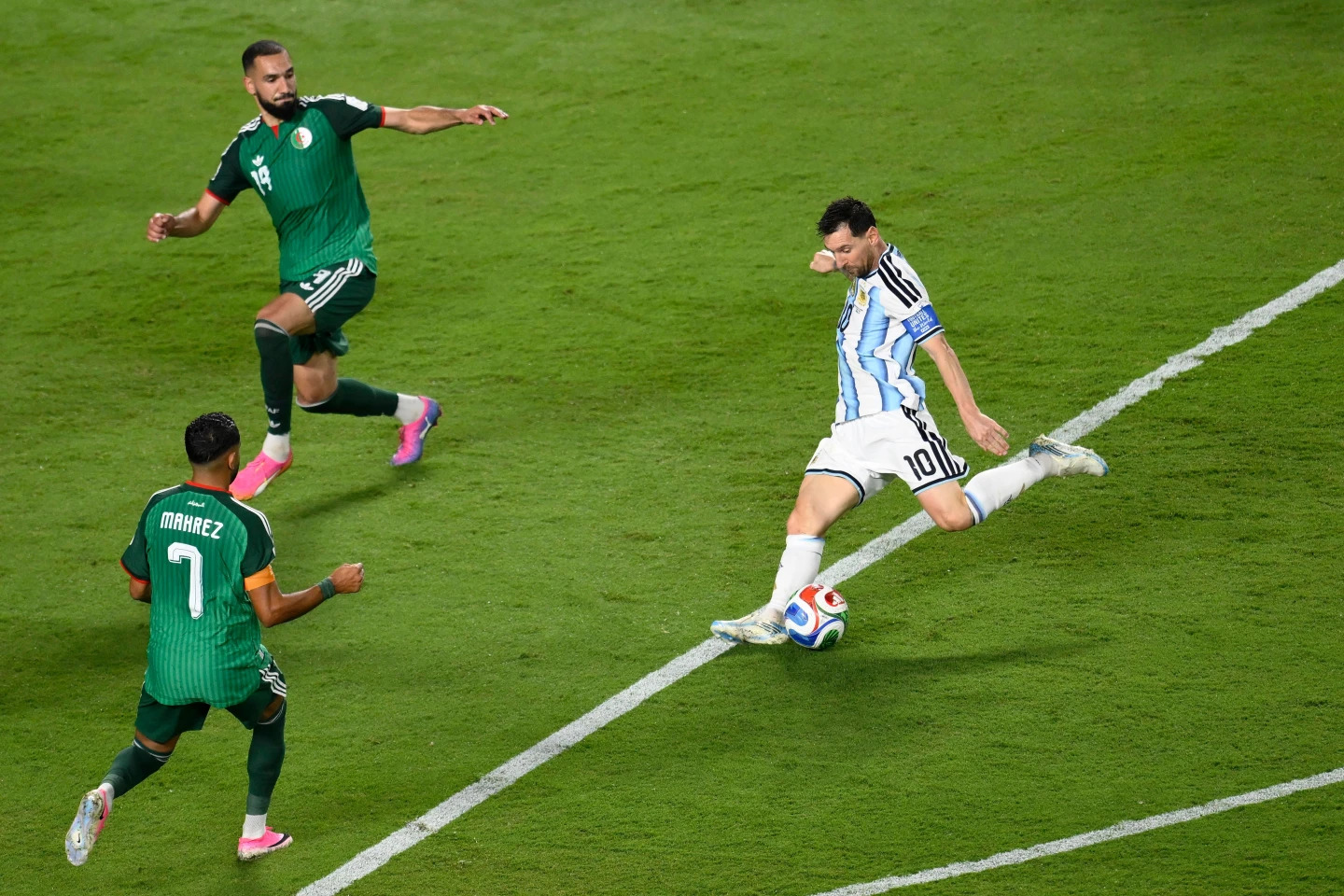 Momen Lionel Messi Mencetak Gol Ketiga saat Laga Argentina vs Algeria di Piala Dunia 2026 - AP
