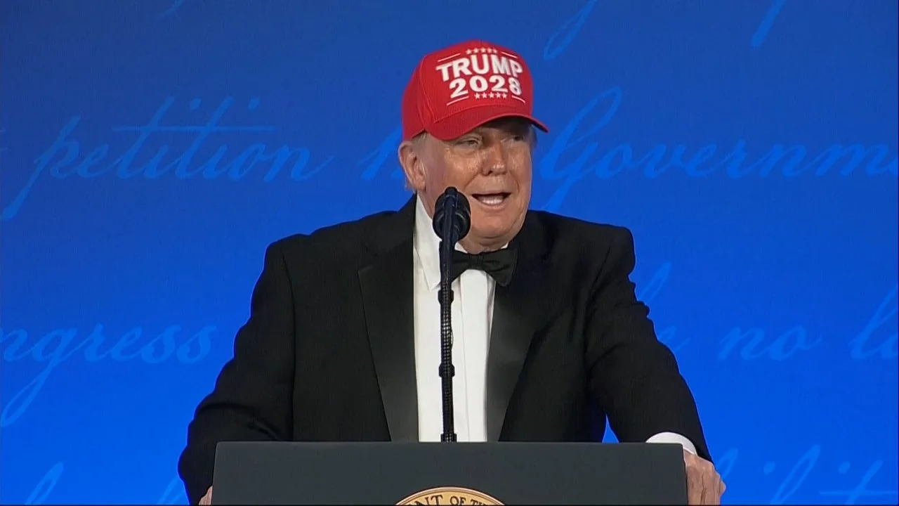 Donald Trump Mengenak Topi TRUMP 2028